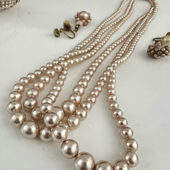 Art Deco cream color faux glass pearls necklace earrings from Simpson’s store - Picture 6 of 12